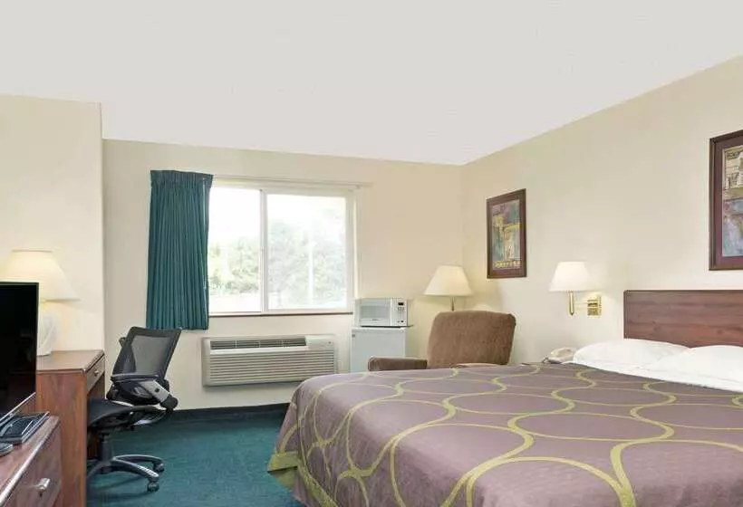 בית מלון כפרי Super 8 By Wyndham Windsor