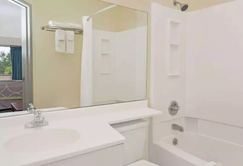 בית מלון כפרי Super 8 By Wyndham Windsor