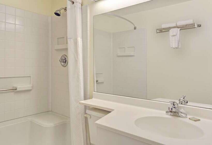 هتل Super 8 By Wyndham Windsor