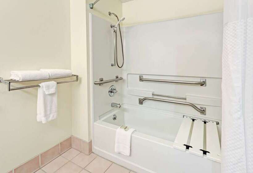 هتل Super 8 By Wyndham Windsor