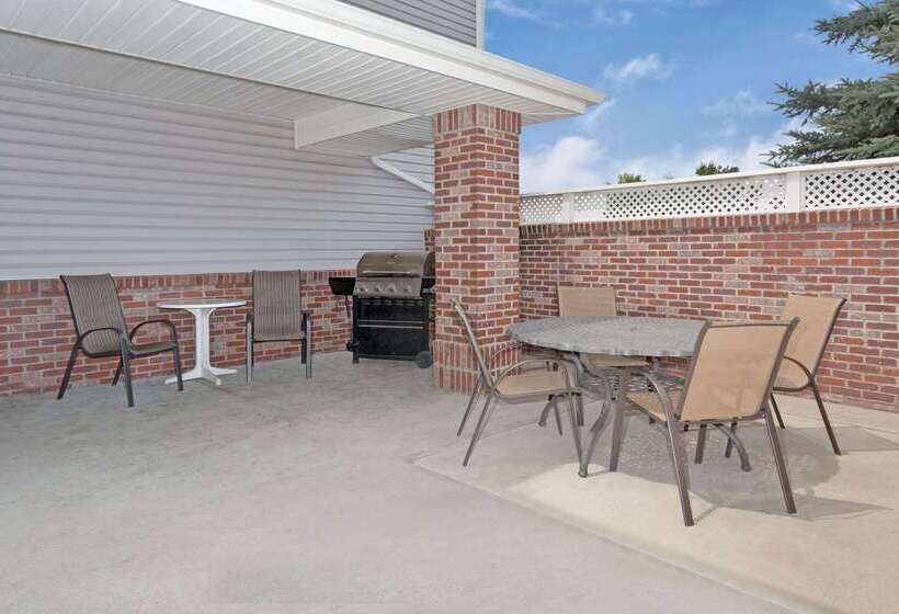 هتل Super 8 By Wyndham Windsor