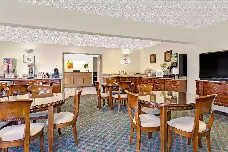 בית מלון כפרי Super 8 By Wyndham Windsor