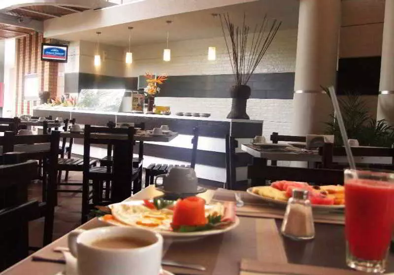 Howard Johnson Hotel Tinajero 