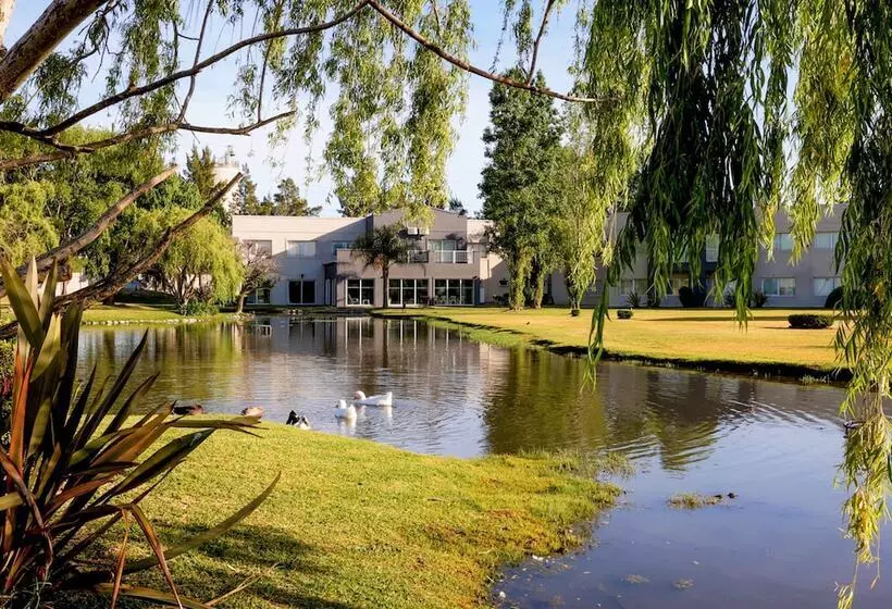 Hotel Wyndham Garden Campana