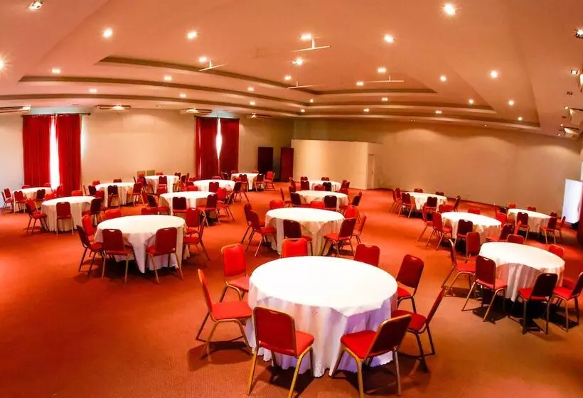 Hotel Wyndham Garden Campana