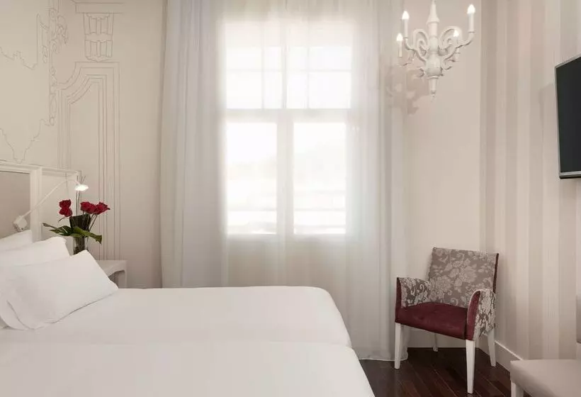 هتل NH Collection Madrid Abascal