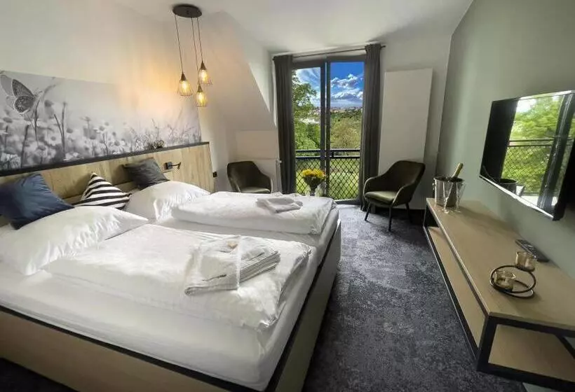 Restaurant & Pension U Hradu