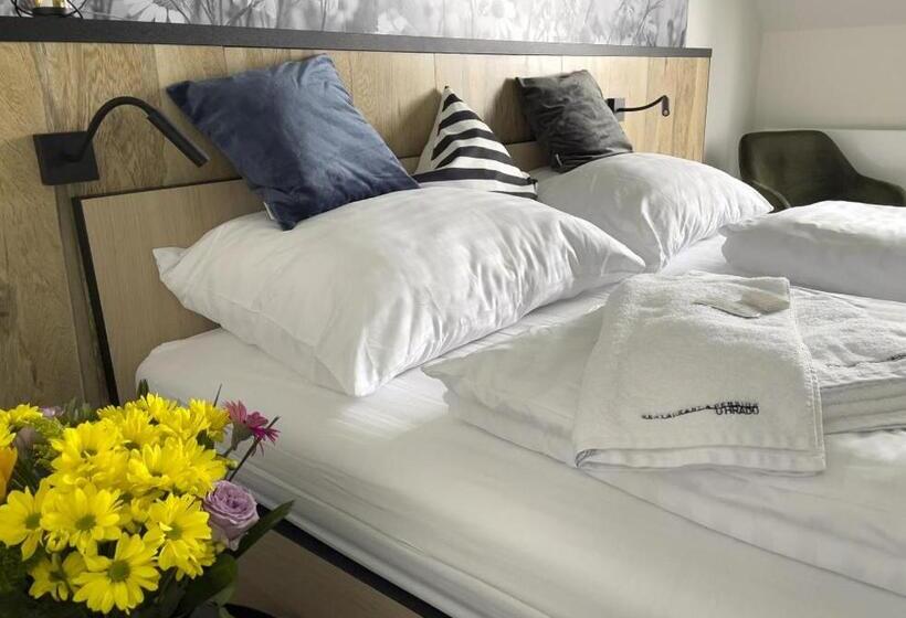 Restaurant & Pension U Hradu