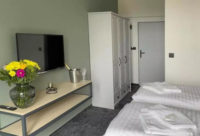 Restaurant & Pension U Hradu