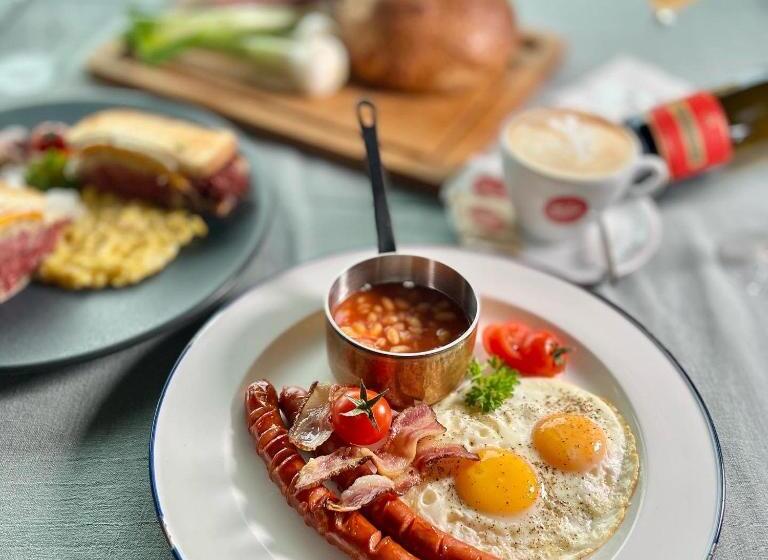 Restaurant & Pension U Hradu