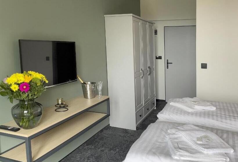 Restaurant & Pension U Hradu