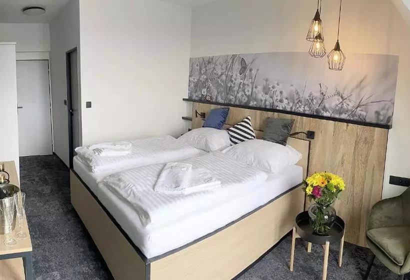 Restaurant & Pension U Hradu