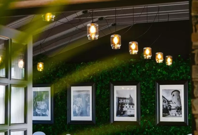 Restaurant & Pension U Hradu