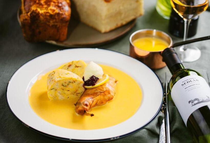 Restaurant & Pension U Hradu