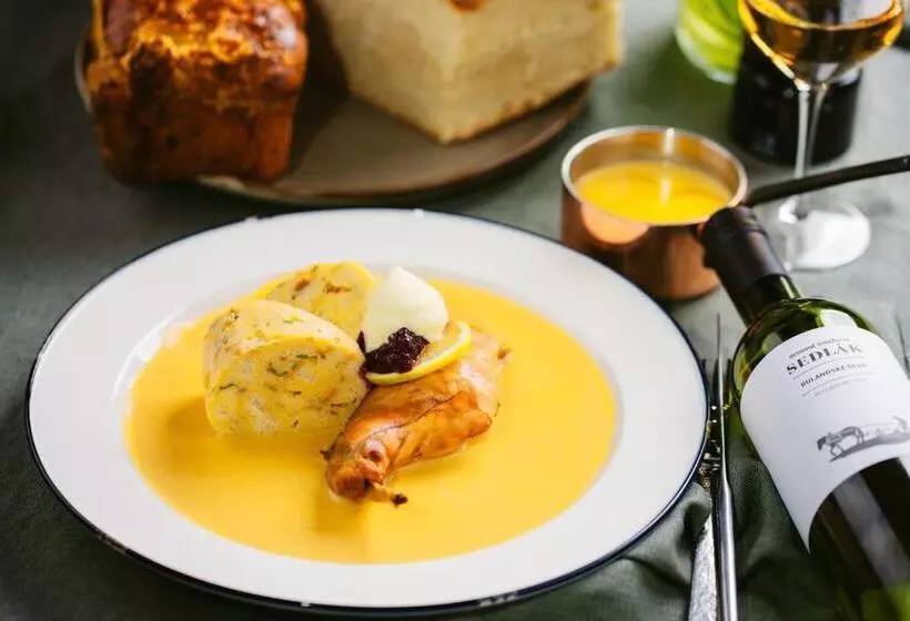 Restaurant & Pension U Hradu