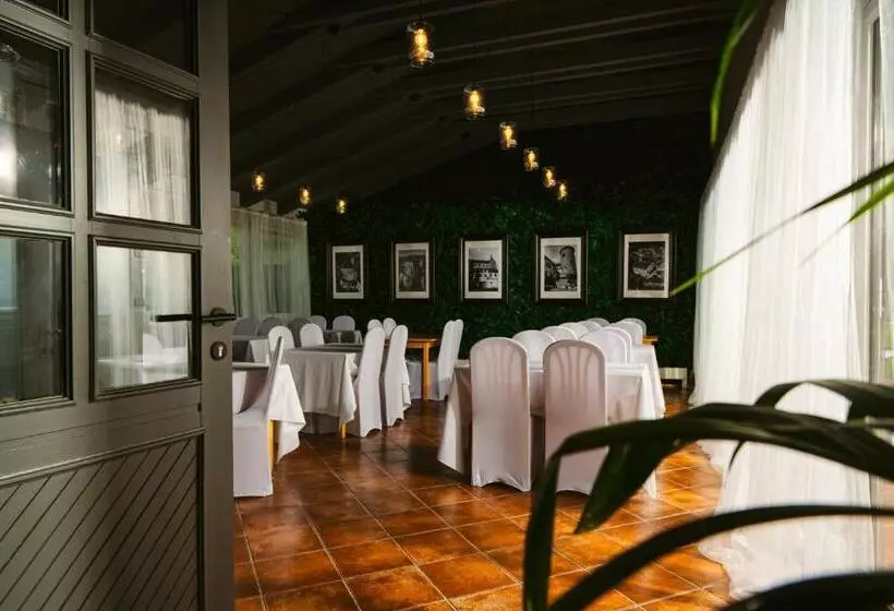 Restaurant & Pension U Hradu