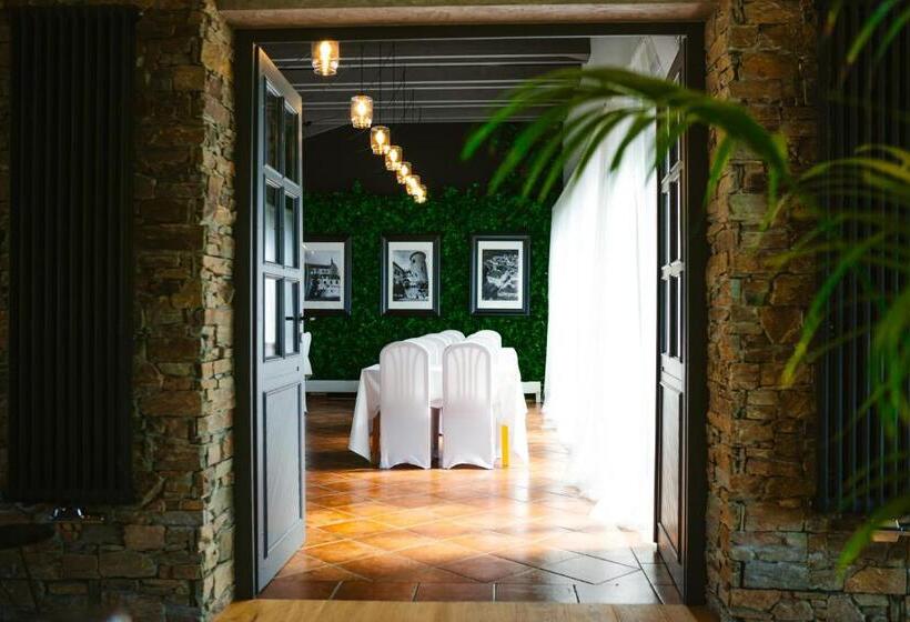 Restaurant & Pension U Hradu