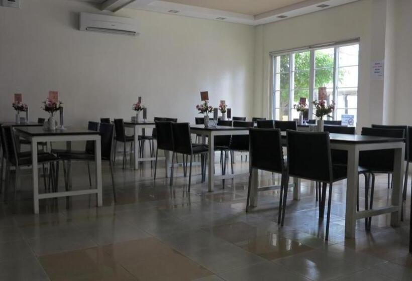 호텔 Alice In Wonderland Beach