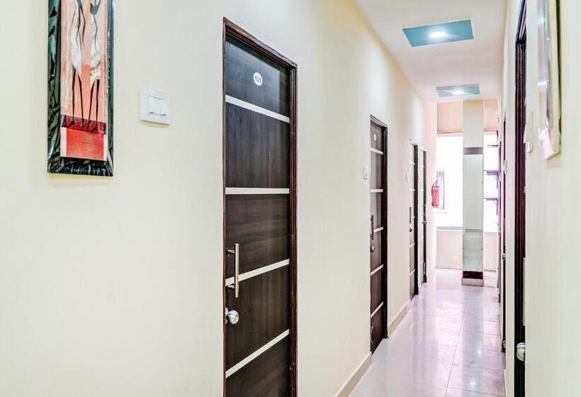 בית מלון כפרי Oyo 62902 Capital Residency