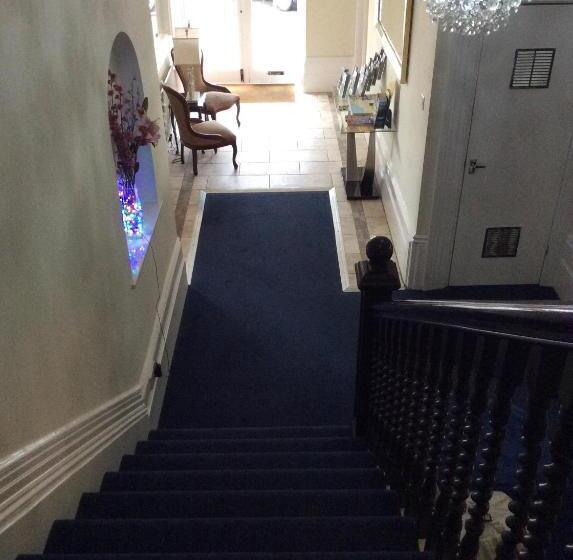 Отель Cecil Court