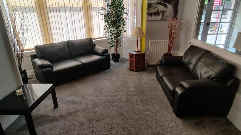 Отель Cecil Court