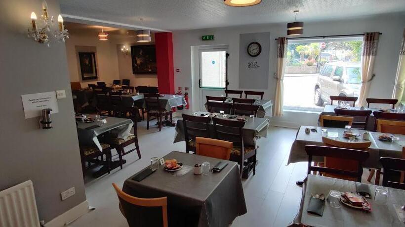 Отель Cecil Court