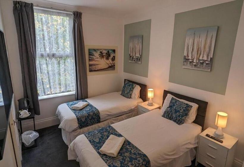 Отель Cecil Court