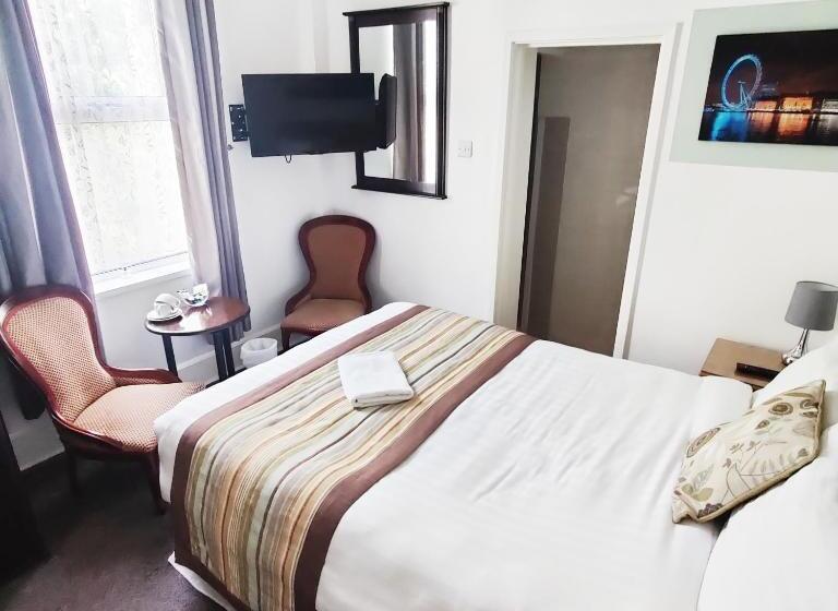 Отель Cecil Court