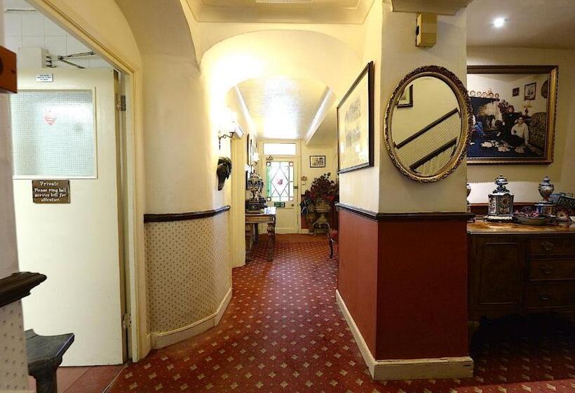 فندق Meryan House