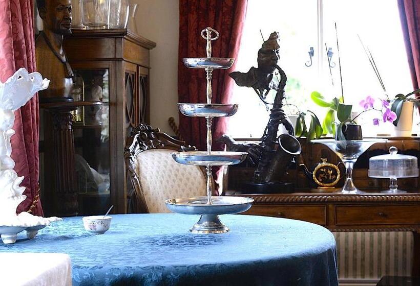 فندق Meryan House