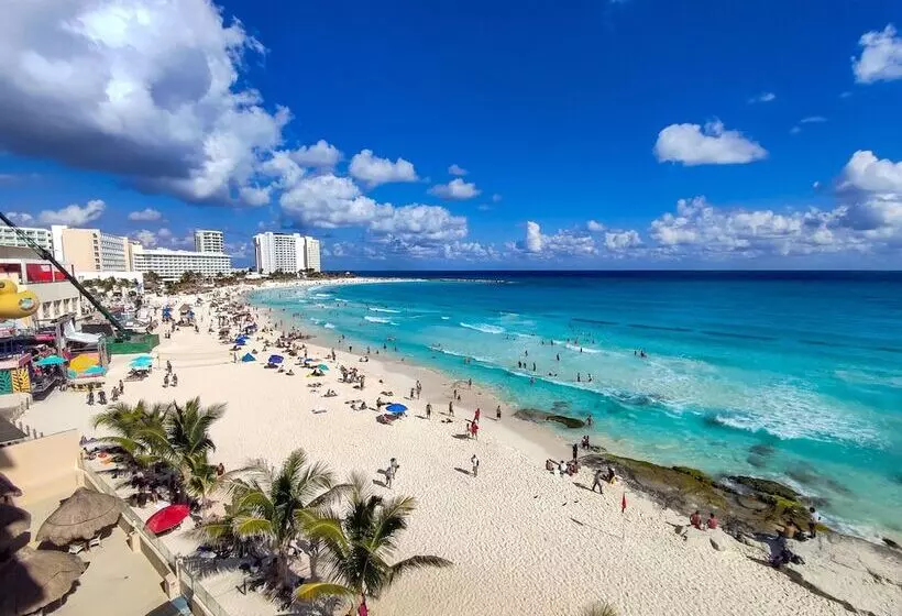 Paradise Beachfront & Nightlife Heart