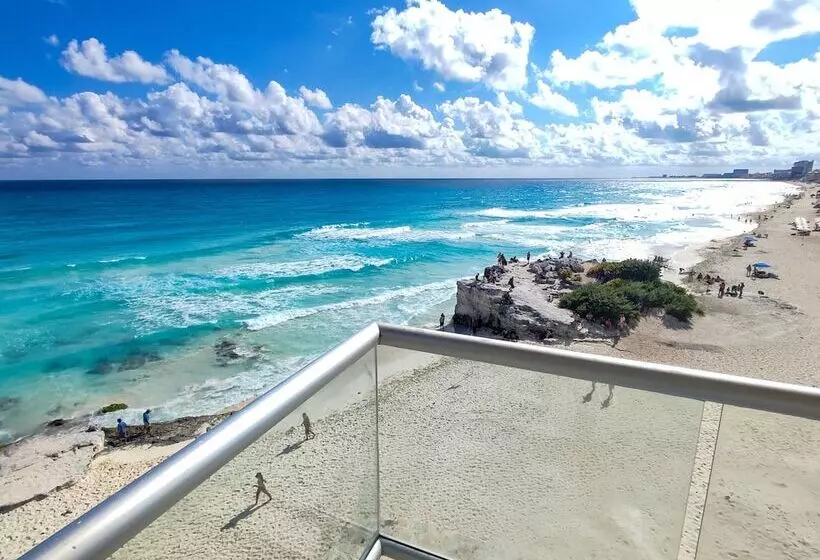Paradise Beachfront & Nightlife Heart