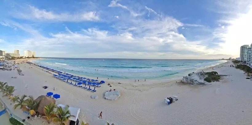Paradise Beachfront & Nightlife Heart