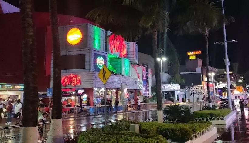 Paradise Beachfront & Nightlife Heart