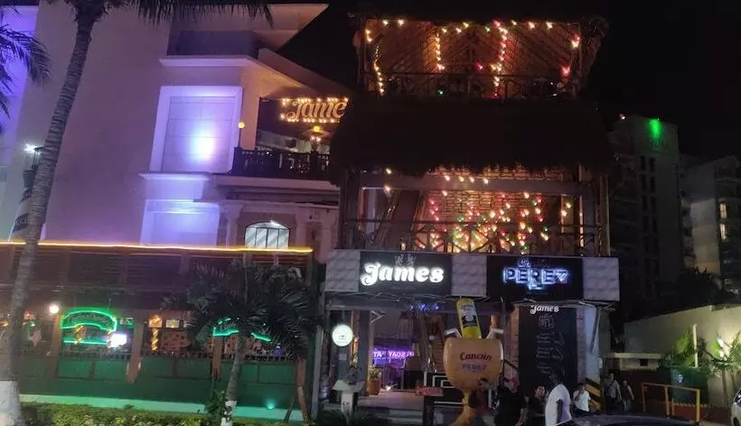 Paradise Beachfront & Nightlife Heart