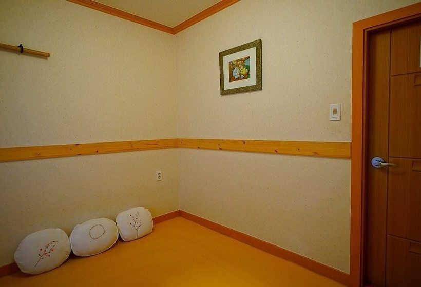 Пансион Norijam Hanok Traditional House One