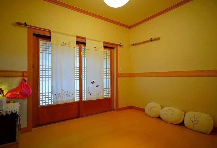 Пансион Norijam Hanok Traditional House One