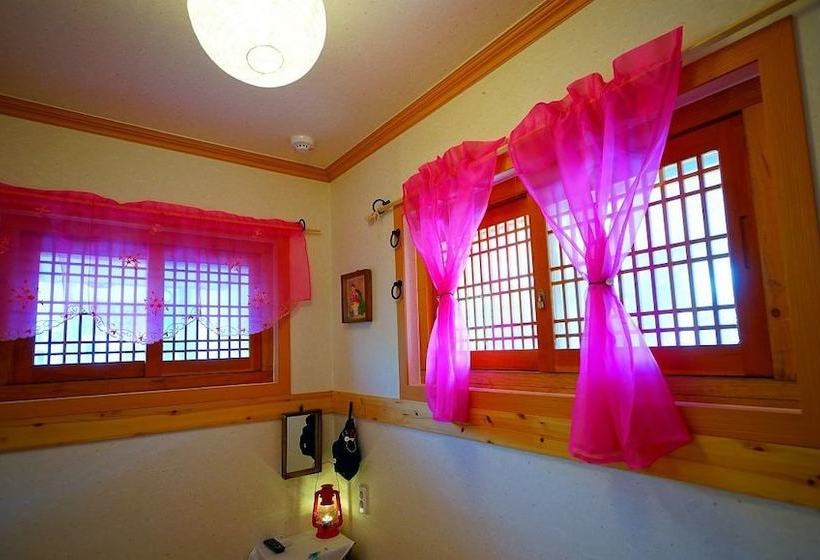 Пансион Norijam Hanok Traditional House One