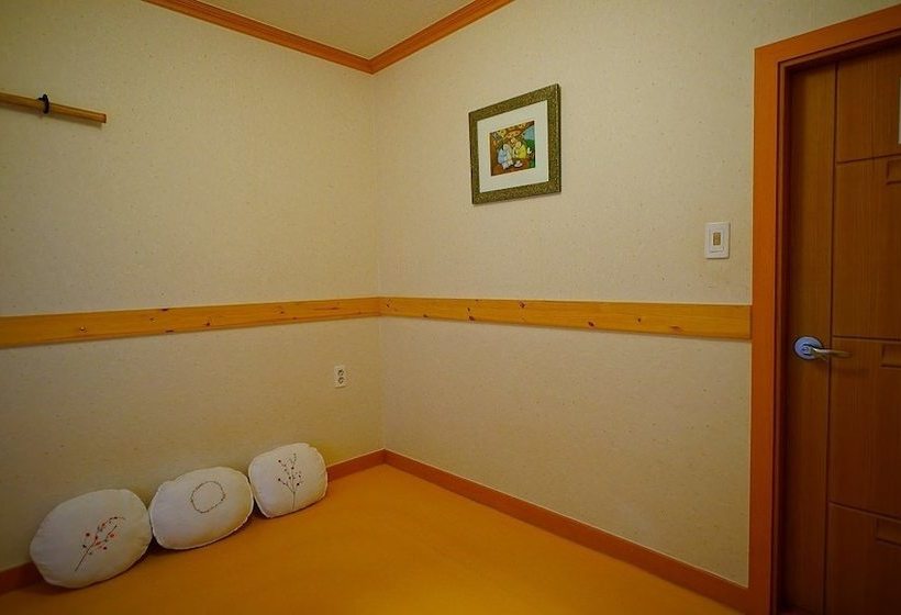 Пансион Norijam Hanok Traditional House One