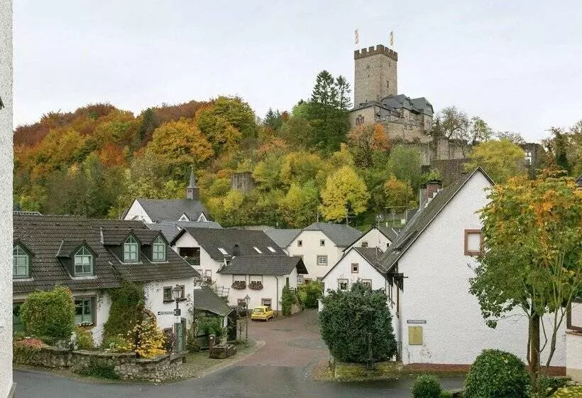 Cozy Apartment In Kerpen With Garden