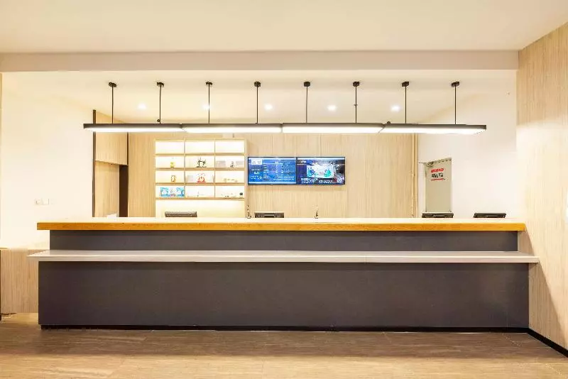 هتل Hanting  Dalian Zhongshan Square Metro Station