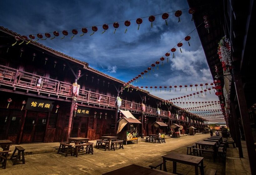 בית מלון כפרי M Village Hostel