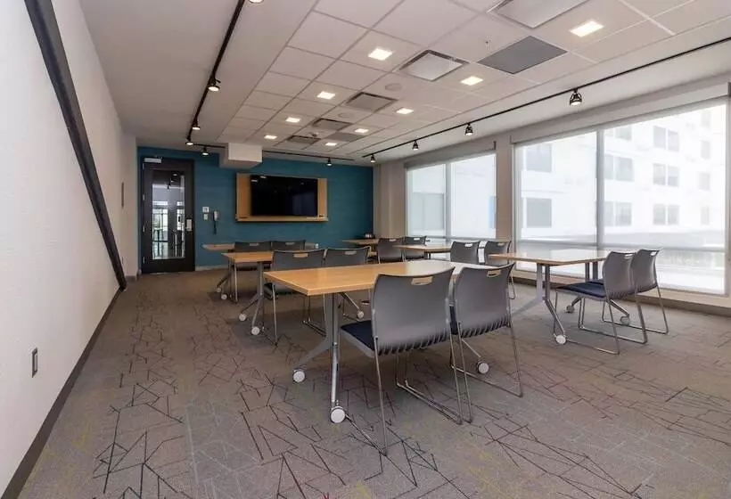 ホテル Aloft St. Louis Cortex