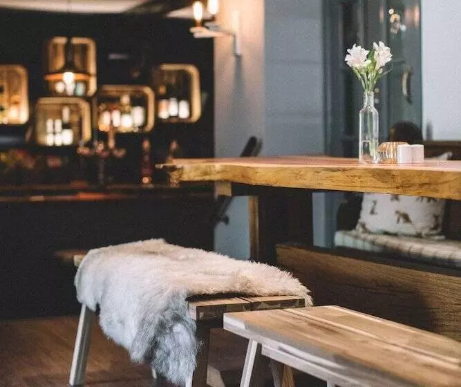 Gaggle Of Geese Pub   Shepherd Huts & Bell Tents