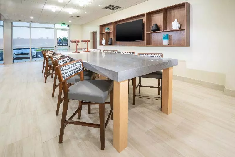 ホテル Holiday Inn Express & Suites   Fort Myers Airport, An Ihg