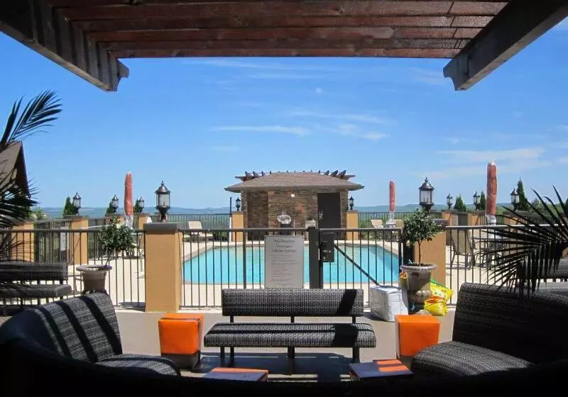 Aiden By Best Western Warm Springs Hotel And Event Center