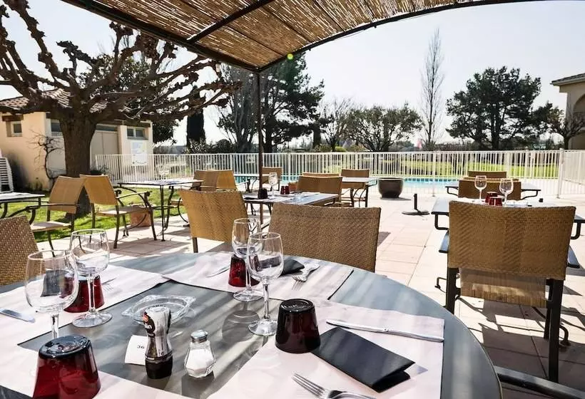 בית מלון כפרי Golden Tulip Avignon Le Paradou
