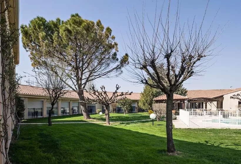 בית מלון כפרי Golden Tulip Avignon Le Paradou