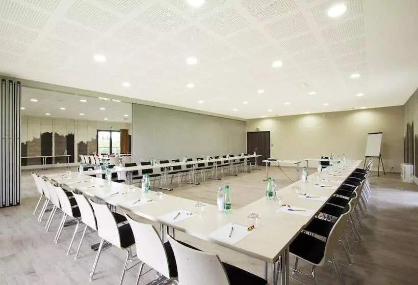 בית מלון כפרי Golden Tulip Avignon Le Paradou