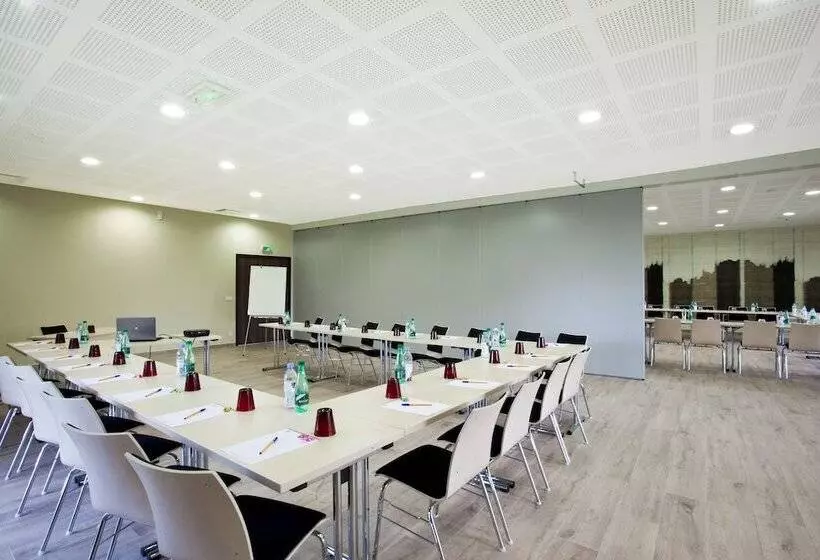 בית מלון כפרי Golden Tulip Avignon Le Paradou